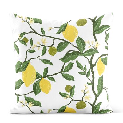 Kuddfodral med mönster av gula citroner, gröna blad och grenar på ljus botten