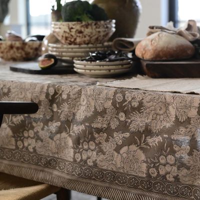 Detalj av Sonia Latte duk som visar blommigt mönster och mjuk textur i lattefärgade nyanser.