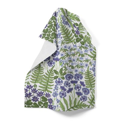 Vit kökshandduk med blomster i blått och grönt på vit botten