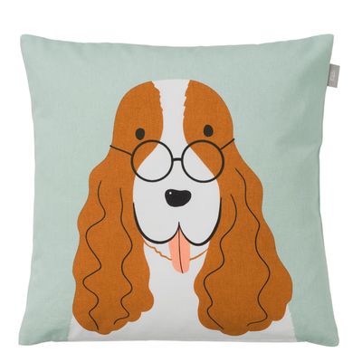 Kuddfodral med Agda, en illustrerad hund med glasögon på ljusgrön bakgrund