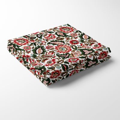Blombacka mörkgrön bordsduken med detaljrikt blommönster i grönt, rött och beige.