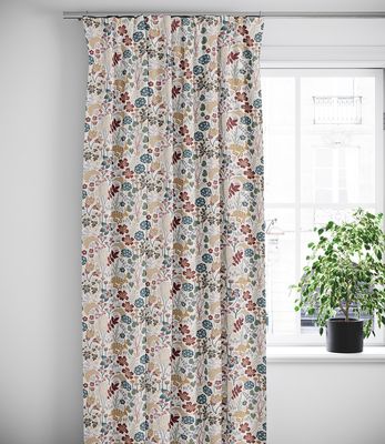 Uppsydda gardiner med multiband i tyget Lyckeflykt Offwhite