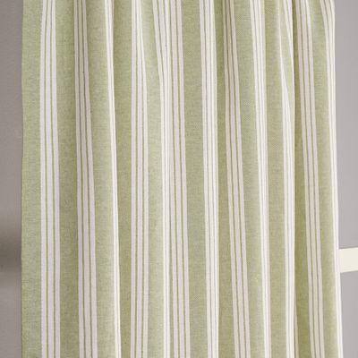 Närbild på Vegani grön gardin som visar vävens struktur och tydliga vita ränder på grön botten