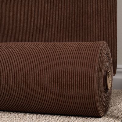 Rulle med brunt manchestertyg för möbelklädsel.