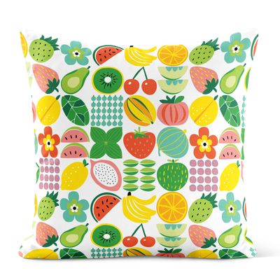 Färgglatt kuddfodral med mönster av frukter och blommor i grönt, gult och rött på vit bakgrund