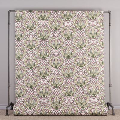 Helt tygstycke i Willow Bloom-mönster uppspänt på ställning, visar helhetsintryck av designen