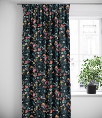 José svart gardiner med kurbits blommor | nordisktextil.se