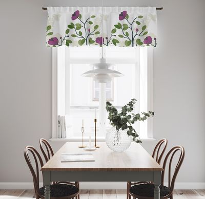 Gardinkappa på metervara med gröna blad och plommon blommor