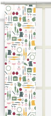 Dinner grön panelgardiner i köksmiljö med lekfullt retro mönster som ger rummet ett varmt och personligt uttryck.