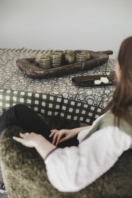 Tavio grön duk med blommönster och rutbård på dukat bord med grön keramik