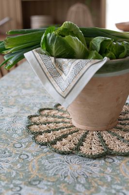 Dante grön bordsduk med blomstermönster i bomull 145x300cm