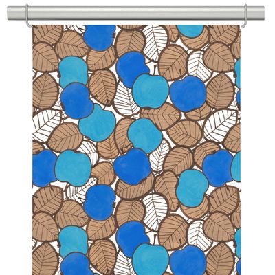 Panelgardiner med härligt mönster med bruna och vita blad och blå äpplen.