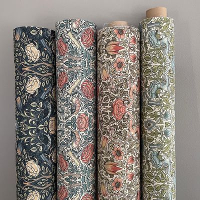 Birds and roses marin tyg