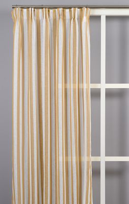 Hängande gardin i full längd med gula och vita ränder, upphängd i fönster