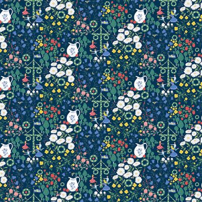 Midsommardans blå tyg visat över hela tygets bredd med återkommande midsommarmotiv