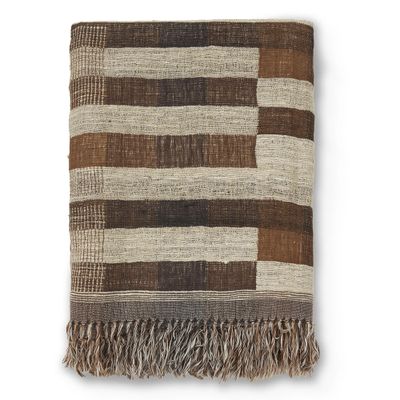 Angeline pläd i ull- och silkeblandning med randigt och grafiskt mönster i bruna och naturfärgade toner samt fransar