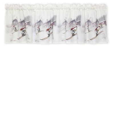 Julgardin som visar tomtar på skidor i ett snölandskap framför röda stugor