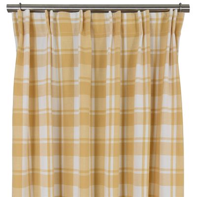 Klassiska rutiga gardiner i en gul färgställning i bomull med en tvättat känsla i tyget.