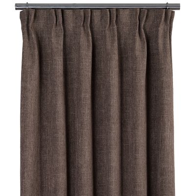 Brun 100% mörkläggningsgardin i dubbel bredd 280 cm med fyllig vävd struktur upphängd på gardinstång.
