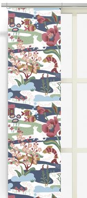 Illustrativ panelgardin med pastellmotiv och somriga detaljer i rosa, blått och grönt.