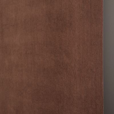 Närbild på ribbat brunt manchestertyg för möbler.