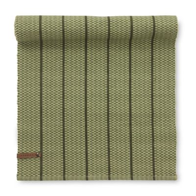 Grön bordslöpare med klassiskt randigt mönster i mörkare gröna toner, storlek 35x120 cm.