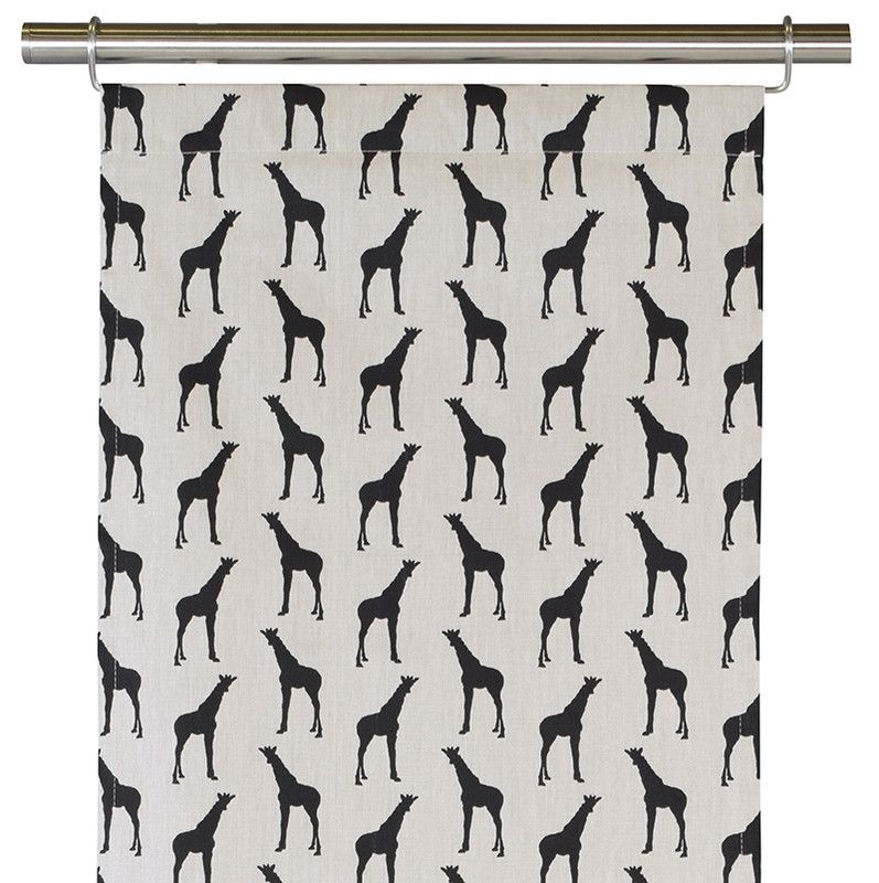 Giraff svart panelgardin från Arvidssons textil med ett tryckt mönster med svarta giraffer på beige botten barnrums gardin
