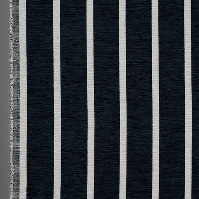 Detaljbild av Halle mörkblå möbeltyg som visar tygkant och randigt mönster