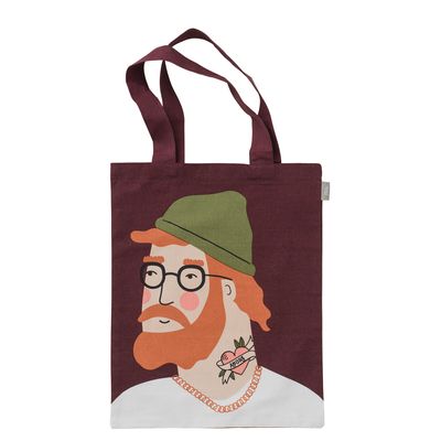 Vinröd tygkasse med illustration av Aron - en man med rött skägg, glasögon och grön mössa