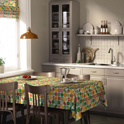 Fruktstund multi bordsduk dukad på köksbord i ljust kök med frukt- och blomstermönster