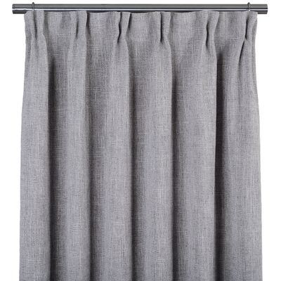 Melerad grå 100% mörkläggningsgardin med fyllig vävd struktur upphängd på gardinstång.