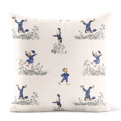 Emils glädjeskutt beige kuddfodral med illustrationer av Emil i rörelse på ljus beige botten.