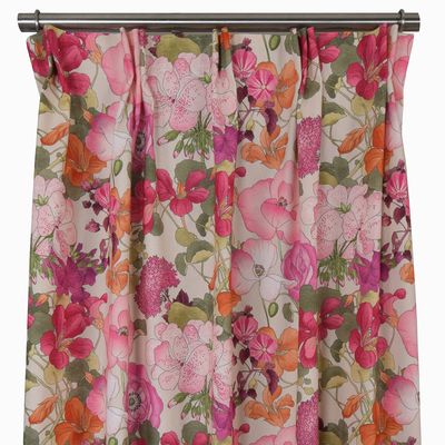 Närbild på Capucine rosa gardin som visar blommigt mönster i rosa, cerise och orange på ljus botten.