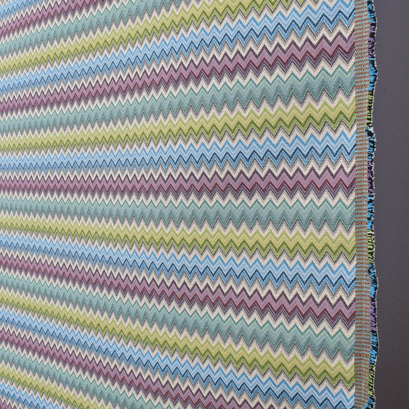 Zig-Zag lila-grön jacquard möbeltyg med chevron mönster | nordisktextil.se