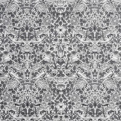 Digitaltryckt tyg med William Morris mönster för gardiner, inredning och lättare möbelklädnad. Tyget har vit botten, svarta och grå blommor och fåglar och gröna blad.