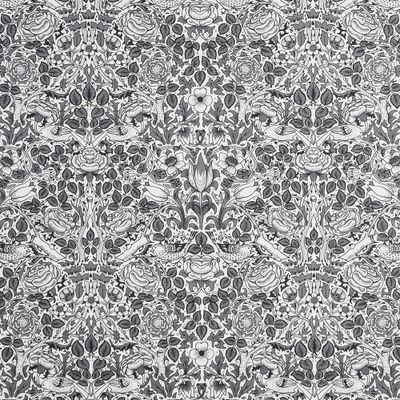 Digitaltryckt tyg med William Morris mönster för gardiner, inredning och lättare möbelklädnad. Tyget har vit botten, svarta och grå blommor och fåglar och gröna blad.