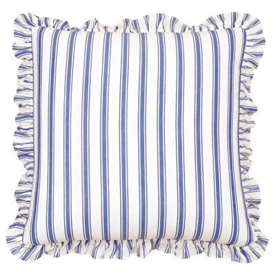 Blåvitrandigt kuddfodral i enzymtvättad bomull med dekorativ volang runt om