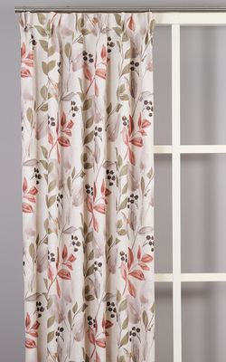 Odessa gardin upphängd i interiörmiljö, visande helheten och gardinens vackra fall.