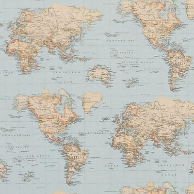 Världskartan gardin och inredningstyg med ljusblå botten och motiv av världskartan på metervara finns online hos nordisktextil.se.