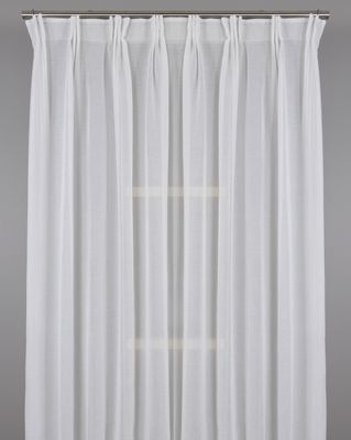 Madison hotellgardin 280x280 cm upphängd i ljus inredning, framför fönster med insläpp av mjukt dagsljus.