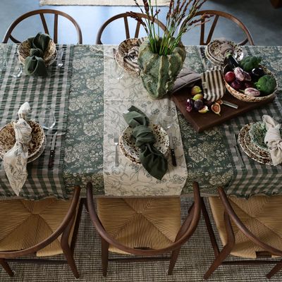 Bordduk med grönt blommönster som skapar en varm och välkomnande atmosfär i matsalen från Fondaco textil.