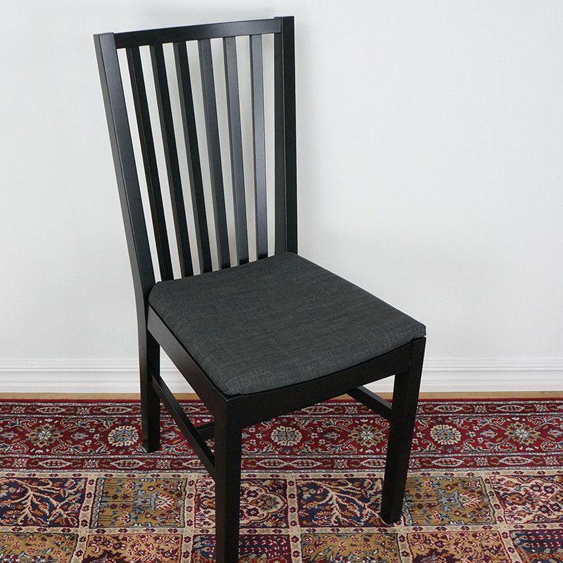 Milo mörkgrått möbeltyg på svart stol