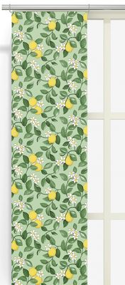 Panelgardiner med citronmönster i grönt och gult upphängda i fönster