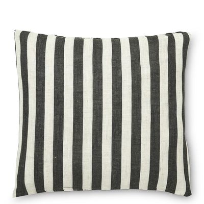 Randigt kuddfodral i svart och natur med breda vertikala ränder, 50x50 cm.
