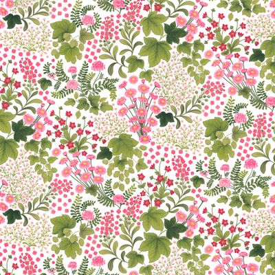 Närbild på Mormors Täppa-tyg som visar handmålat blommönster med rosa och gröna nyanser