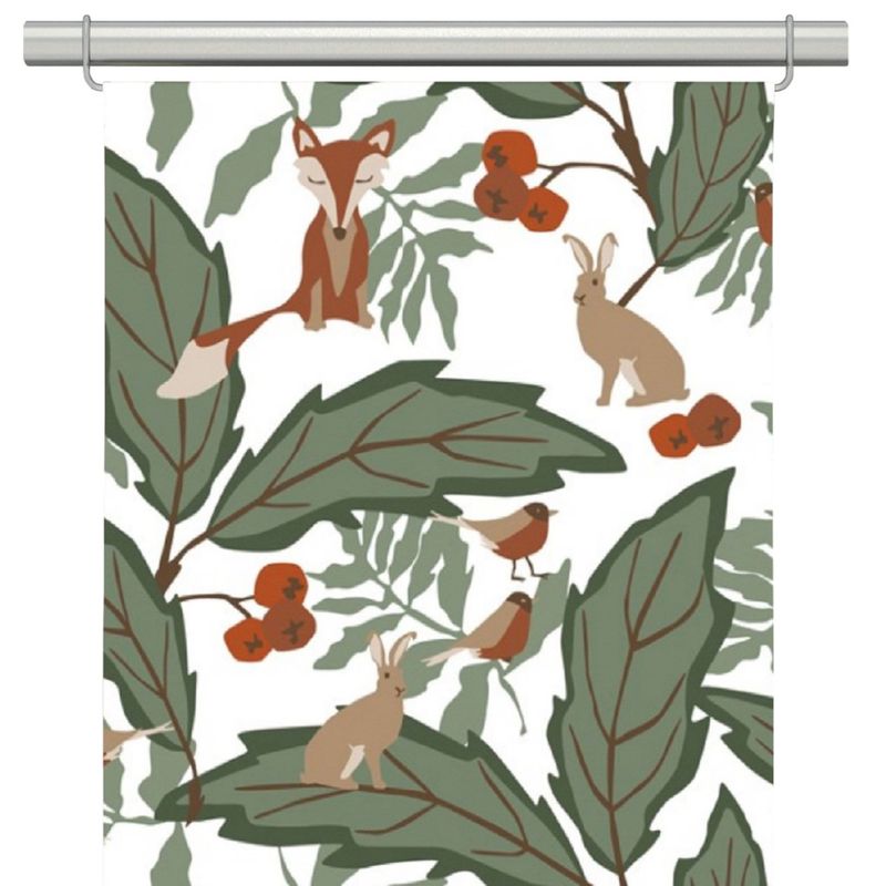 Panelgardiner med vit botten med blad i grönt och harar, fåglar och rävar i rött och beige