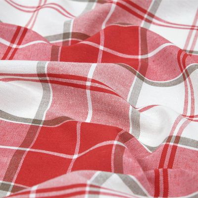 Tätt rutigt mönster i rött och vitt på tyg, perfekt för heminredning och klädsömnad.