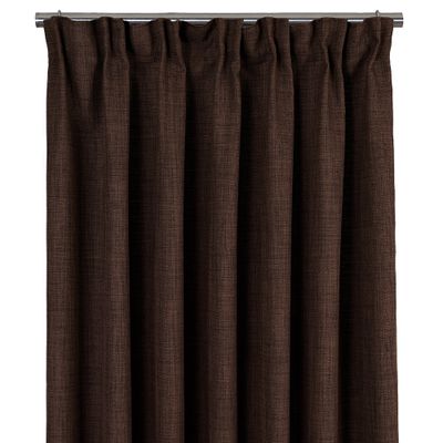 En frontvy av gardinen Milo i mörkbrun nyans upphängd på stång med jämna veck.
