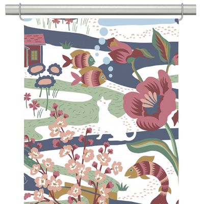 Panelgardin med blå-rosa illustrationer av fiskar, katt, blommor och stuga i ett fantasifullt landskap.