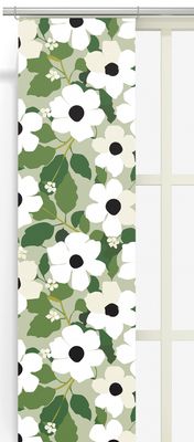 Svartöga grön panelgardiner upphängda i fönster med vitt och grönt blomstermönster